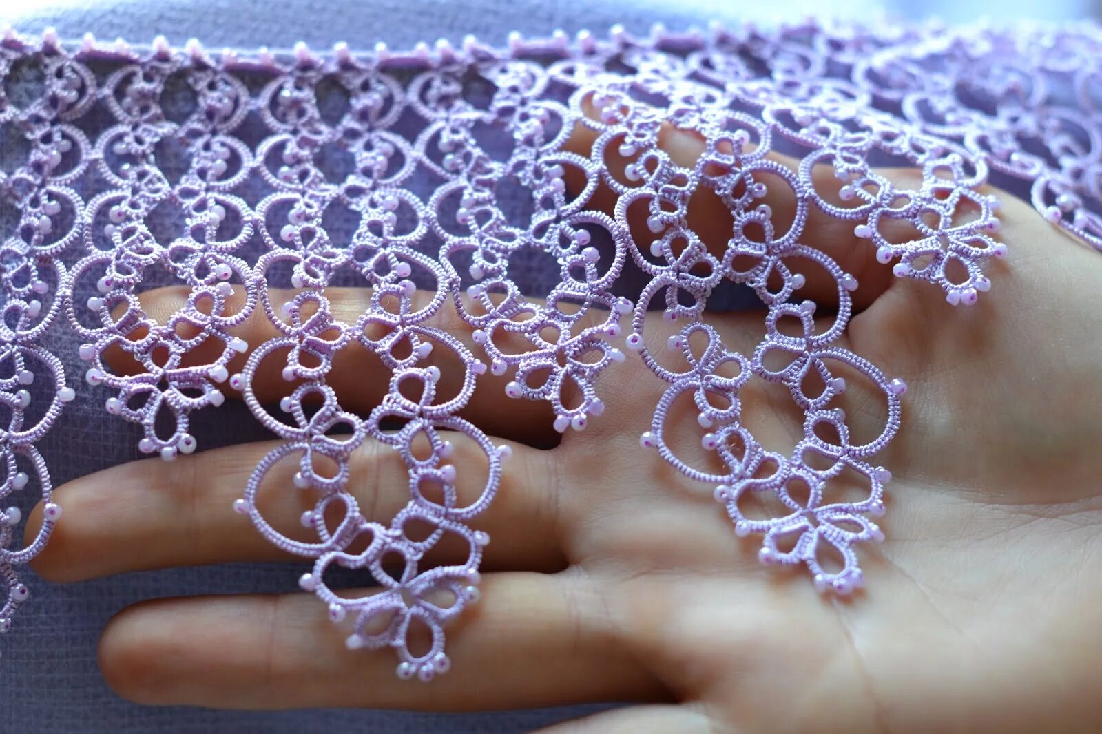 Салфетка фриволите челноком. Кружевоплетение фриволите для начинающих. Игольное кружево фриволите. Tatting lace фриволите. Техника фриволите челноком.