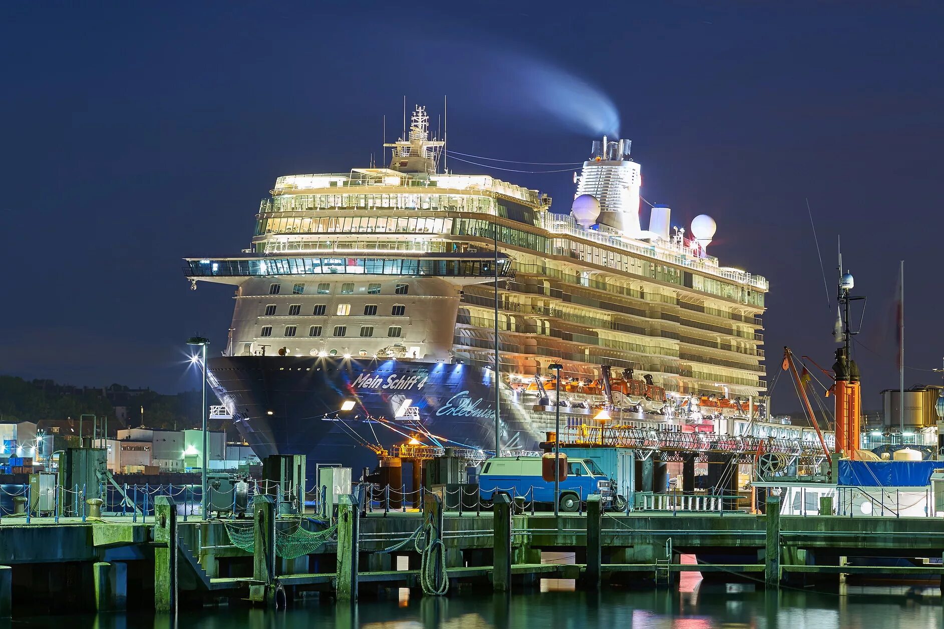 Включи порти. Круизный лайнер Mein Schiff. Круизный корабль порт. Порт Сиэтла круизный лайнер. Океанский лайнер.