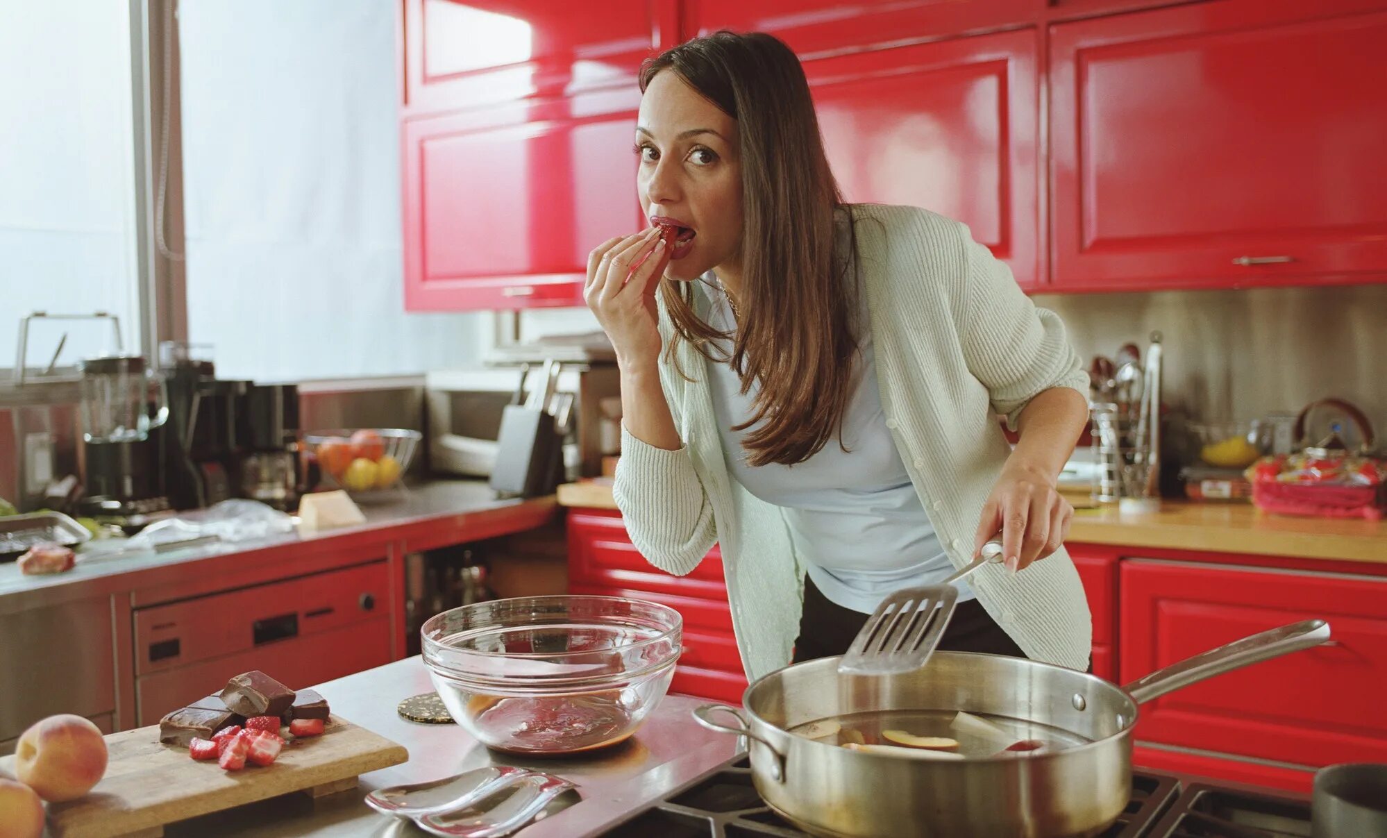 люди на кухне. готовить пищу. Cook cuisine. продукты на кухне. готовка на кухне.