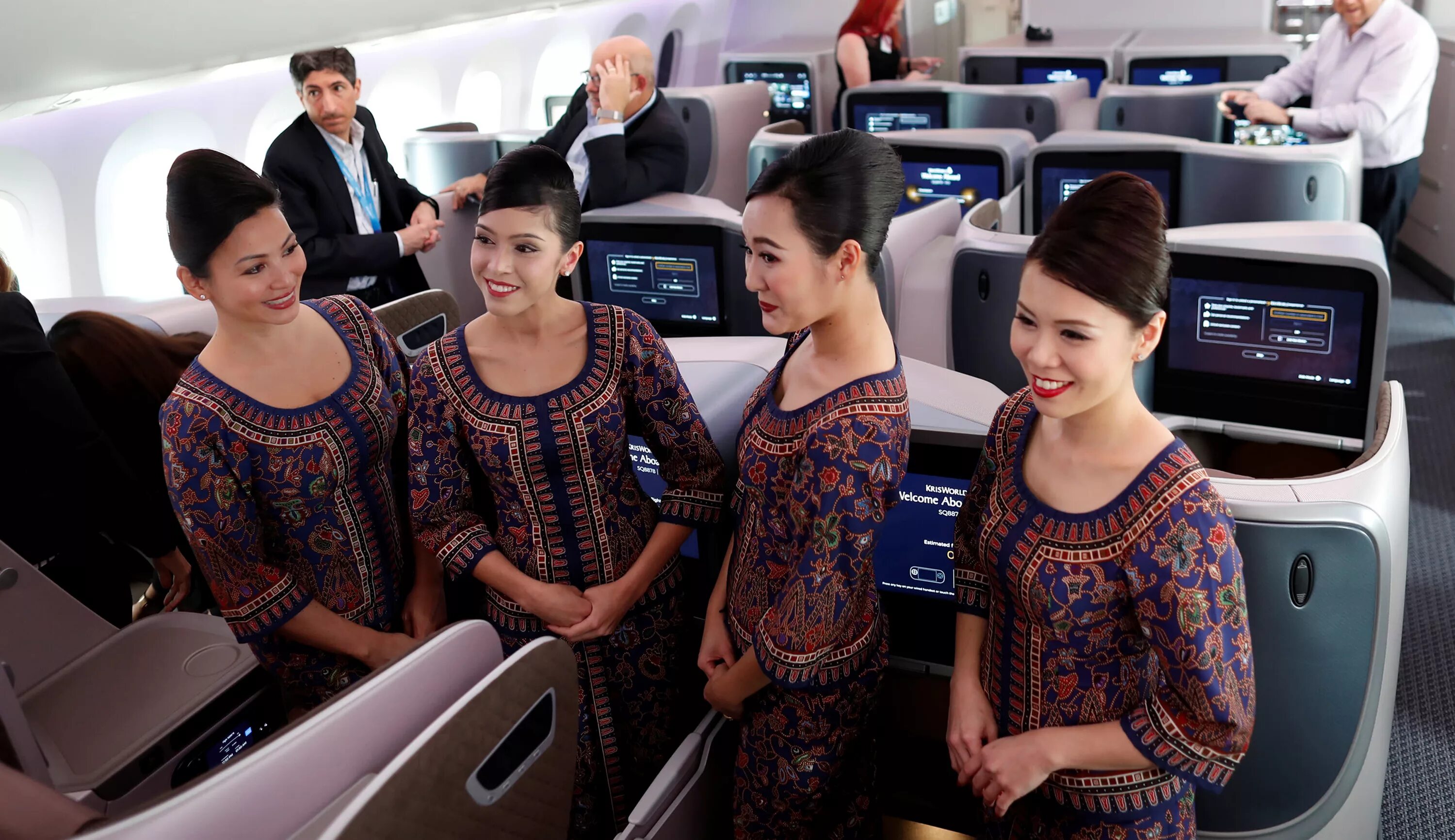 Pramugari dan pilot check in di