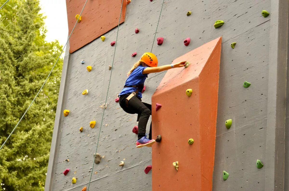 Лазить по стенам climb walls