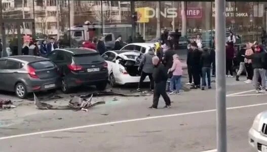 Дтп в краснодаре 13 числа с участием хендай. Авария краснодар 15. Краснодар дтп на парковке. 2022 тургеневский проспект. Краснодар дтп на парковке.