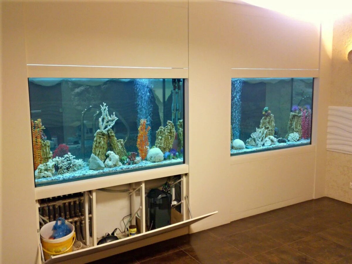 Гостиная с камином и аквариумом. Аквариум в стене. Аквариум перегородка. Морской аквариум в интерьере. Аквариум в современном интерьере.