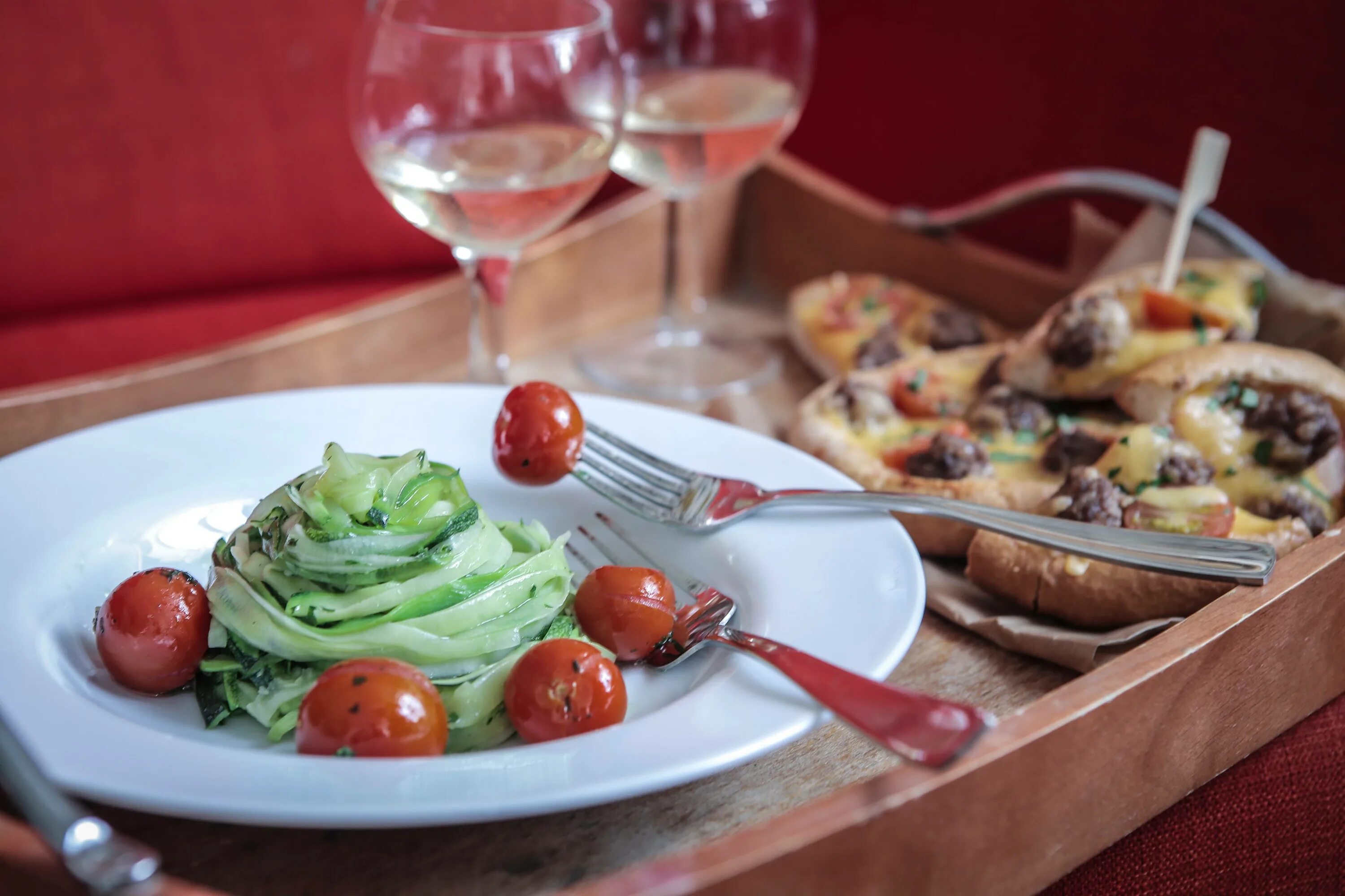 Романтический ужин. Стол для романтического ужина. Романтический ужин на двоих. Креативный завтрак для любимого. Что приготовить чтобы удивить девушку.