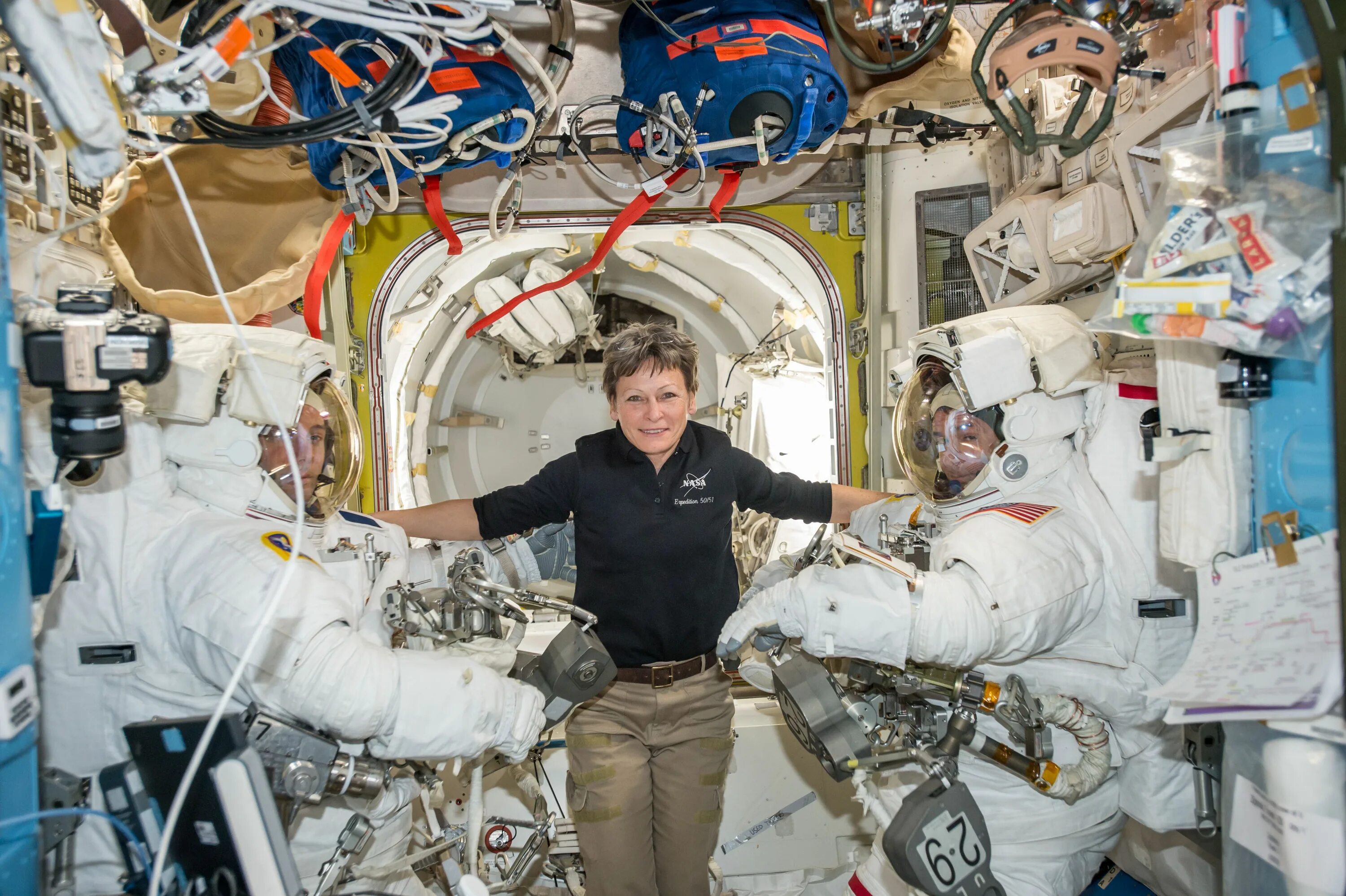 Самый возрастной командир экипажа мкс. Пегги Уитсон астронавт. Космонавты НАСА внутри МКС. Космонавт на орбите. Космонавт в корабле.