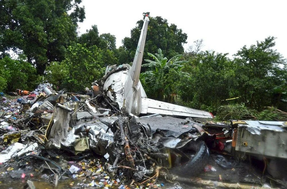 Российский самолет разбившийся. АН 12 грузовой самолет. Упавший самолёт в Камбодже.