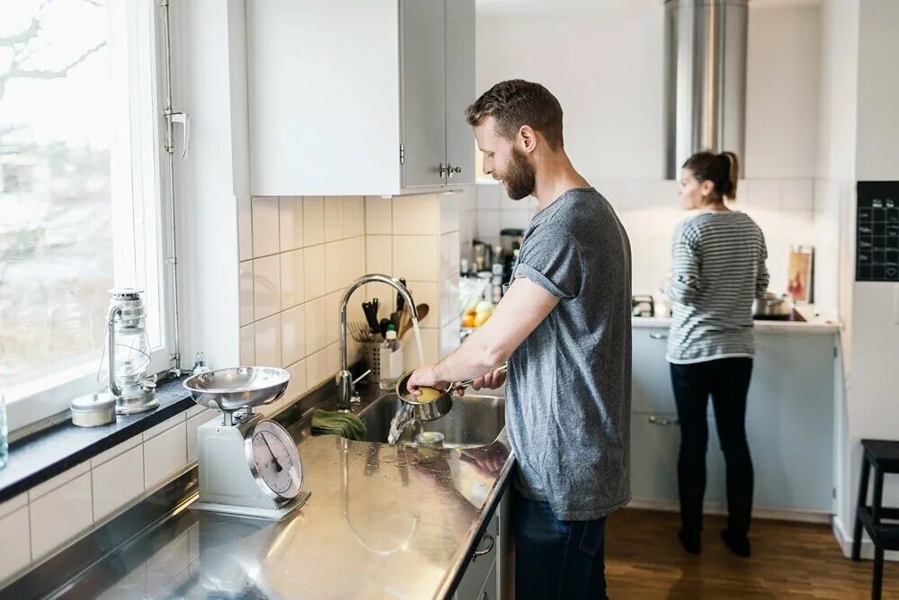Хороший муж делает хорошую жену. Люди на кухне. Мужчина и домашнее хозяйство. Мужчина по дому. Человек стоит на кухне.