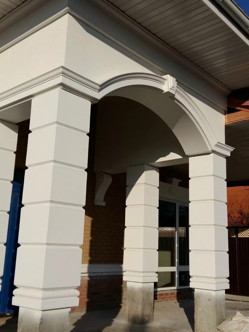 Фасад с арками. Арки в современной архитектуре. Дом нимейера в берлине. Фасад арка. Фасадный декор арочных окон.