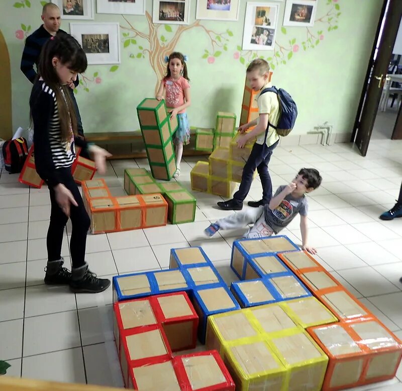 Игротека большие кубики. Уличные мега игры большой кубик. Большие кубики для детей для тюрьмы. Интерактив для детей большие Кубы.