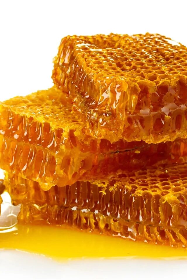 Воск в сотах. Мёд в сотах. Соты пчелиные. Медовые соты. Пчелиные соты с медом.