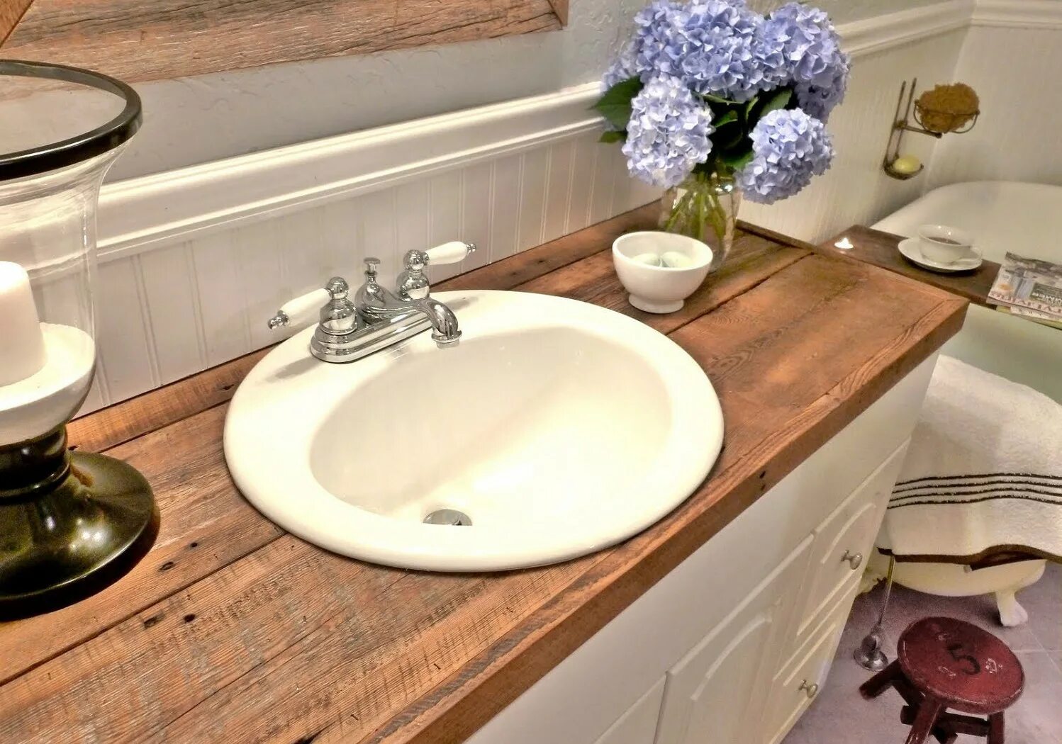 Столешница дерево раковину ванную. Раковина farmhouse sink для ванны. столешница для раковины в ванную из дерева. раковина с деревянной столешницей в ванную. врезная раковина в деревянную столешницу.