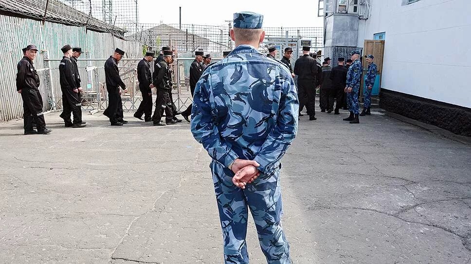 За решеткой. Преступник за решеткой. Преступник в тюрьме. Правонарушения осужденных. Колония для осужденных.