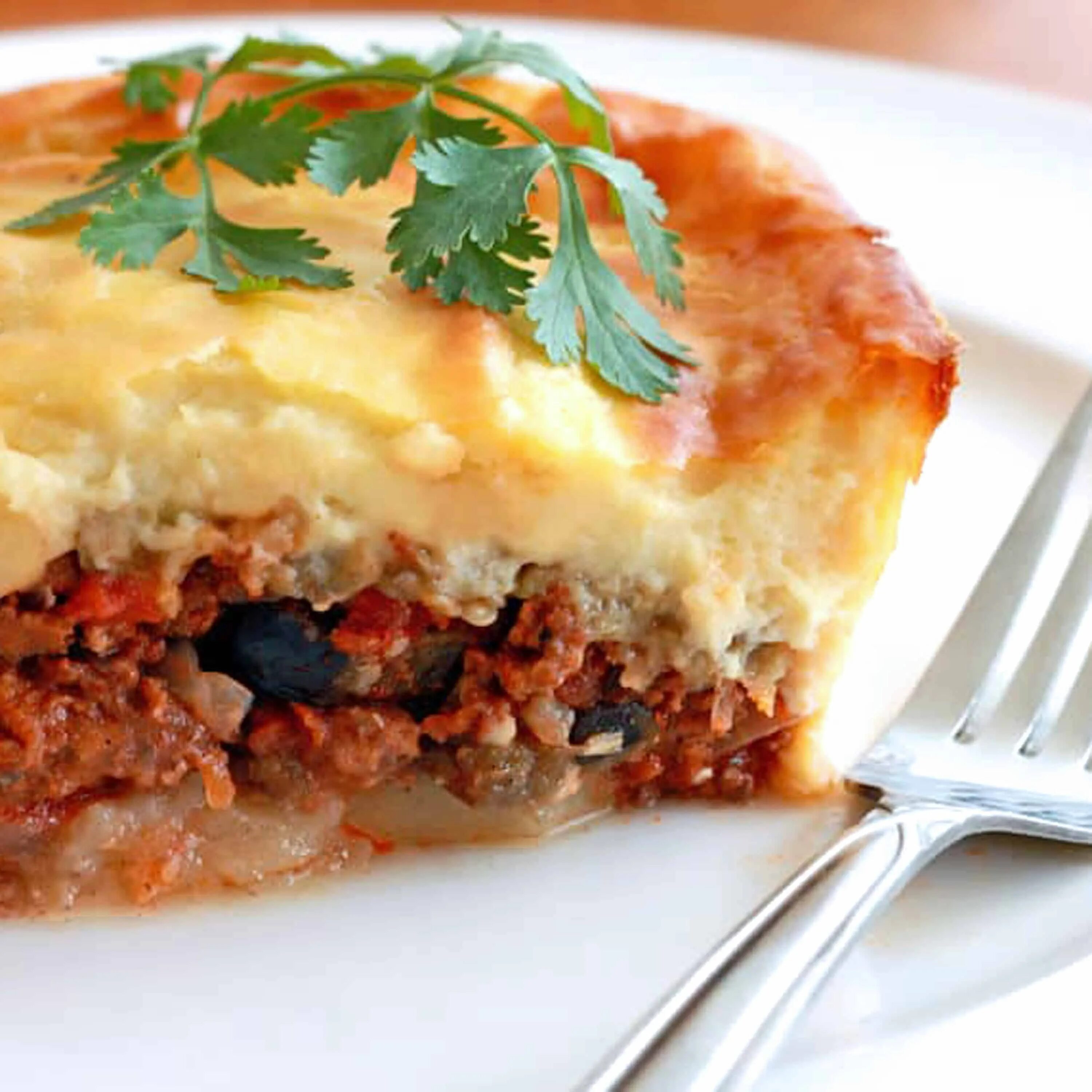 Греческая мусака. Греция кухня мусака. Мусака по-гречески с баклажанами. Мусака рецепт с картошкой и баклажанами. Греческая кухня мусака.