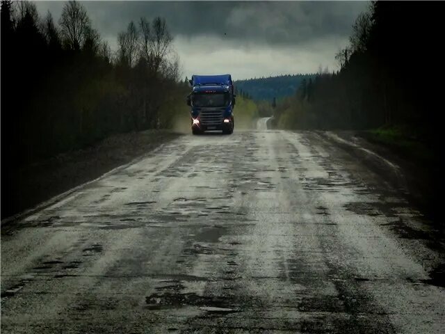 Дальнобойщики на трассе. Трасса Дальнобой. Фура на дороге. КАМАЗ на дороге.