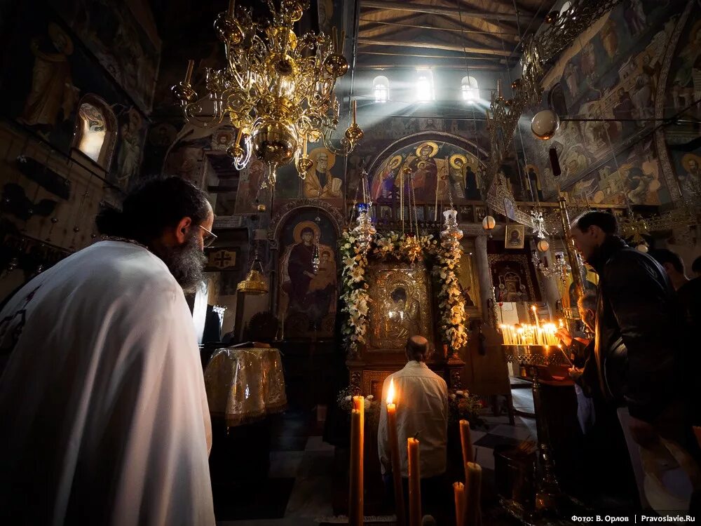 Икона божией матери достойно есть афон. Икона достойно есть на афоне. Храме протата на святой горе афон. Икона божией матери достойно есть милующая. Чудотворная икона божией матери «достойно есть» («милующая»).