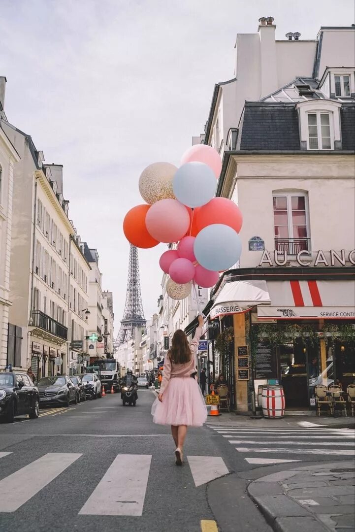 Шарами парижа. Шары Париж. Девушка с шарами в Париже. Фотозона Париж с шарами. Париж шарики воздушные фотозона.