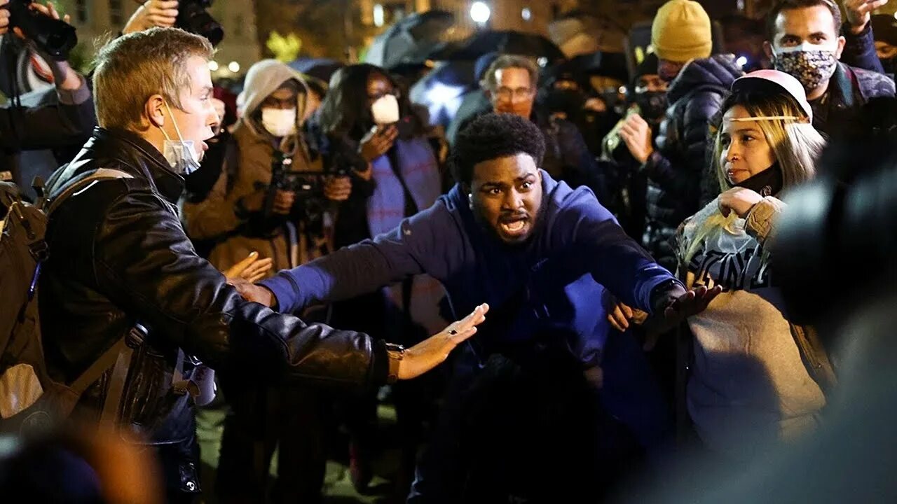 Вторая волна будет после выборов. Эмиграция из советской россии. Ёлкин карикатуры путин. Путин в короне карикатура. Путин на митинге в лужниках 2023.