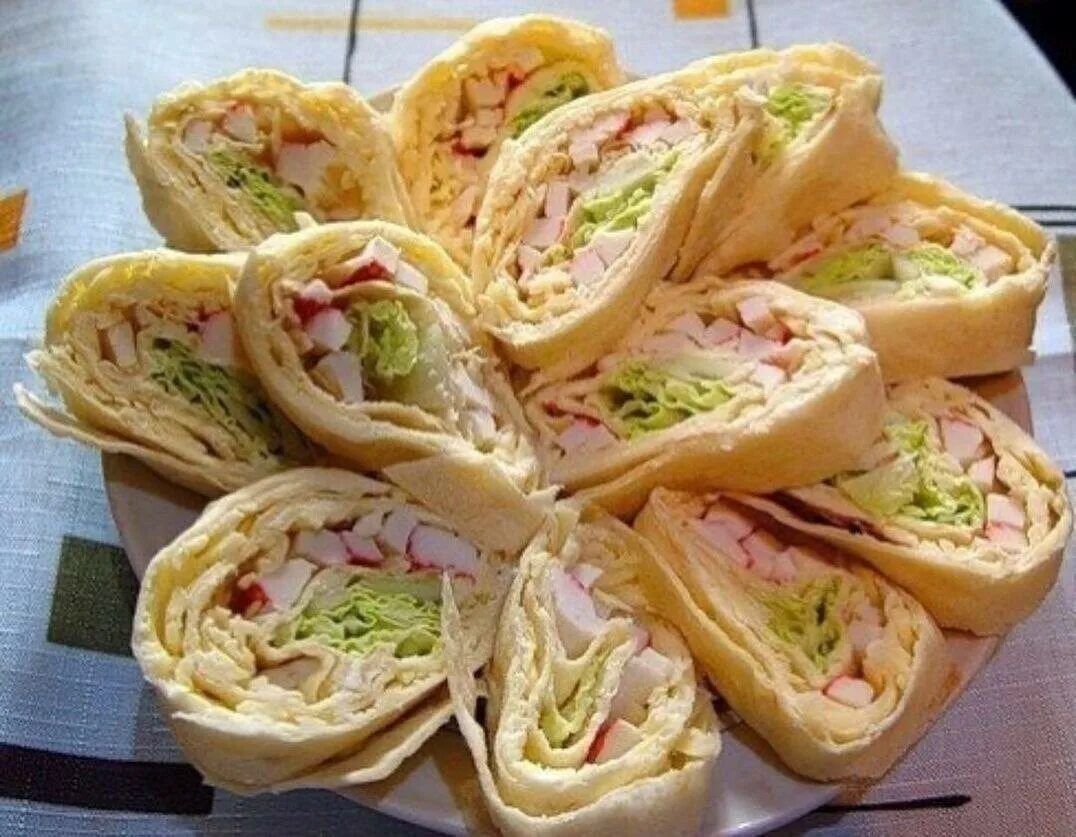 Лаваш с начинкой рецепты с фото. Закуски из лаваша. Вкусные закуски из лаваша. Рулет из лаваша для фуршета. Бутерброды в лаваше.