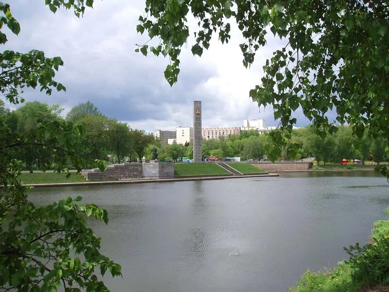 Стрелка рек оки и орлика города орел. Достопримечательности орла. Город орлик. Город орел набережная. Орел на набережной курган.
