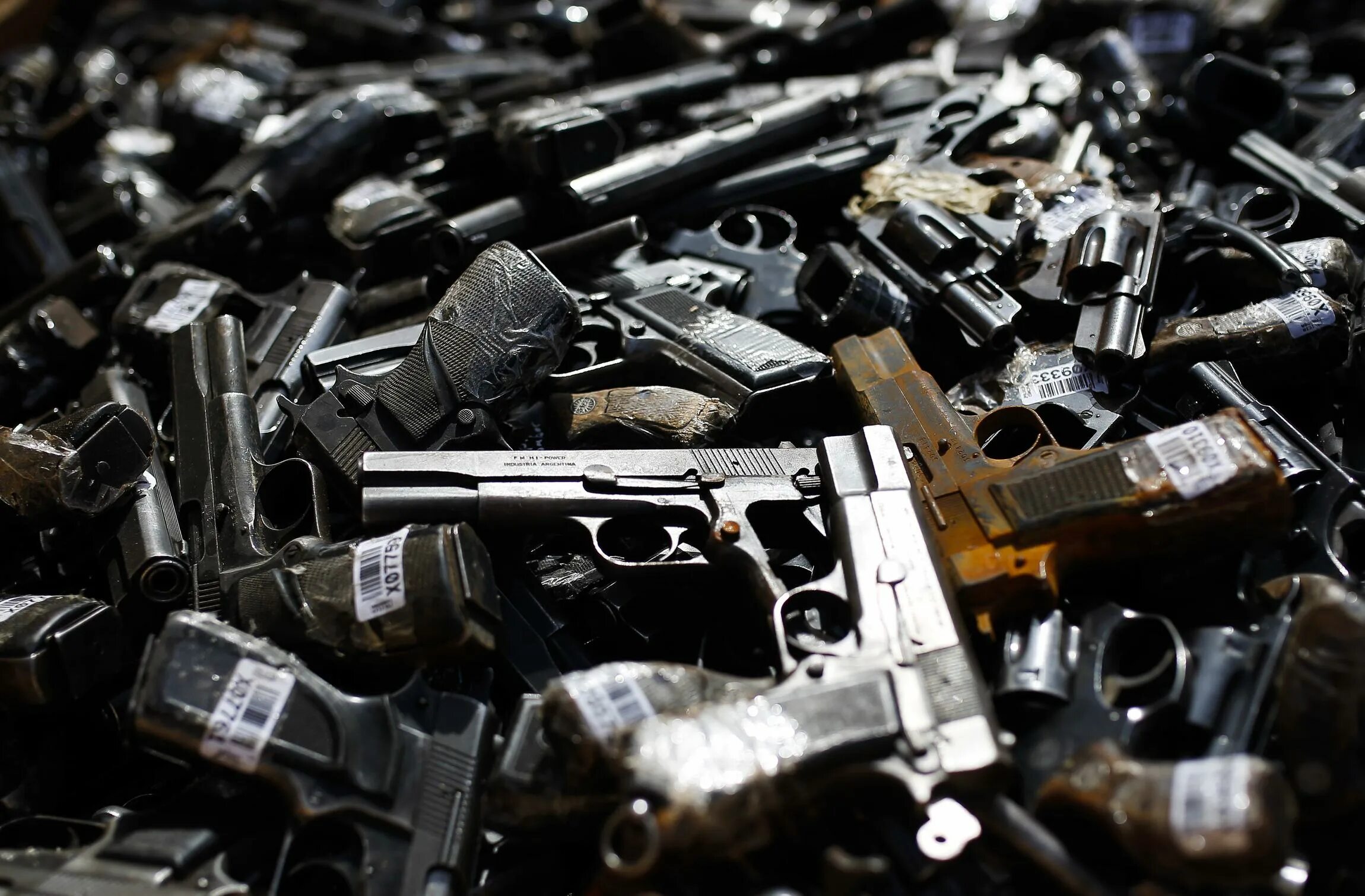 Покупка пистолета в россии. Много оружия. Груда оружия. Оружие много вокруг. Куча оружия для фотошопа.