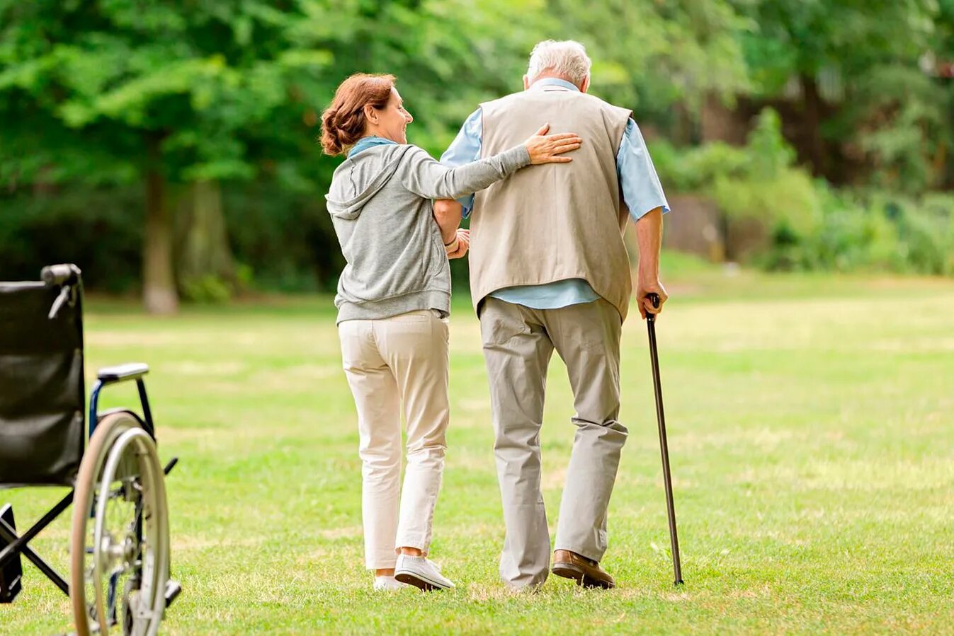 Можно ли гулять больному. Прогулка пожилых. Пожилые люди и инвалиды. Пенсионер инвалид. Забота о нетрудоспособных родителях.