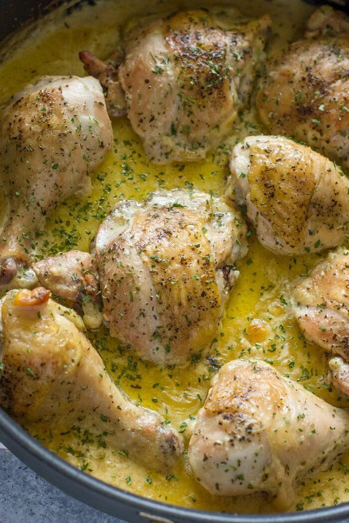Маринованная курица на сковороде. Курица в сметанном соусе. Курица в духовке. Курица в сливочно-чесночном соусе. Курица в сметане в духовке.