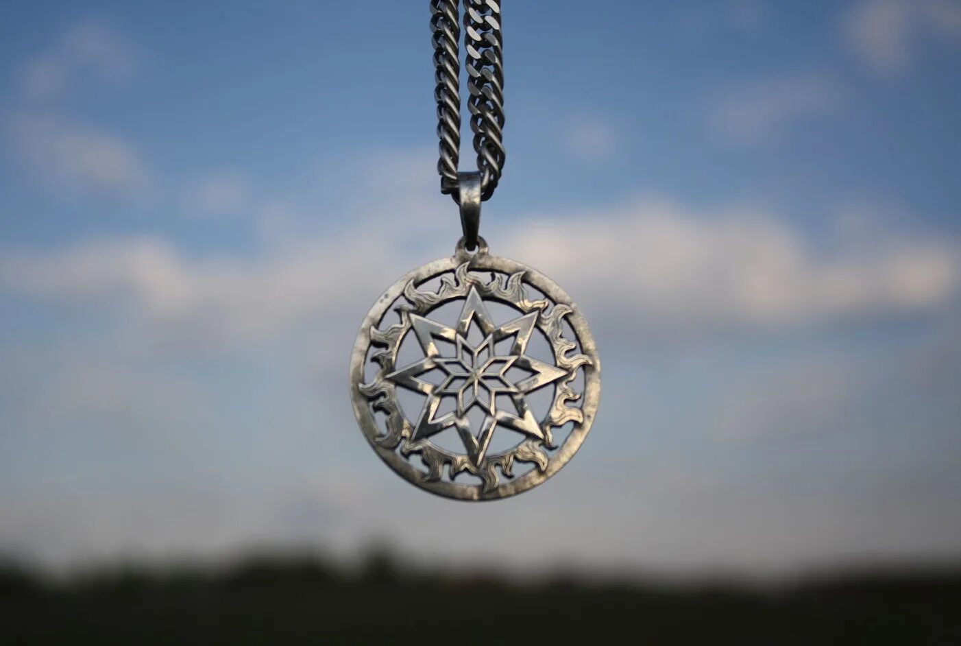 Крест сварога алатырь. Звезда алатырь крест сварога кулон. Славянский символ звезда алатырь. Славянский оберег алатырь. Крест сварога алатырь.