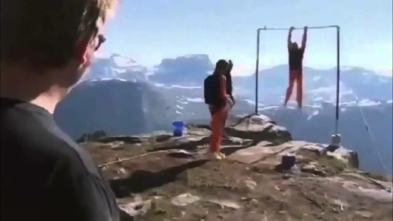 Девушка падает с крыши. Мужчина под водой. Давидофф cool water скотт иствуд. Человек в воздухе. Парень падает с крыши.