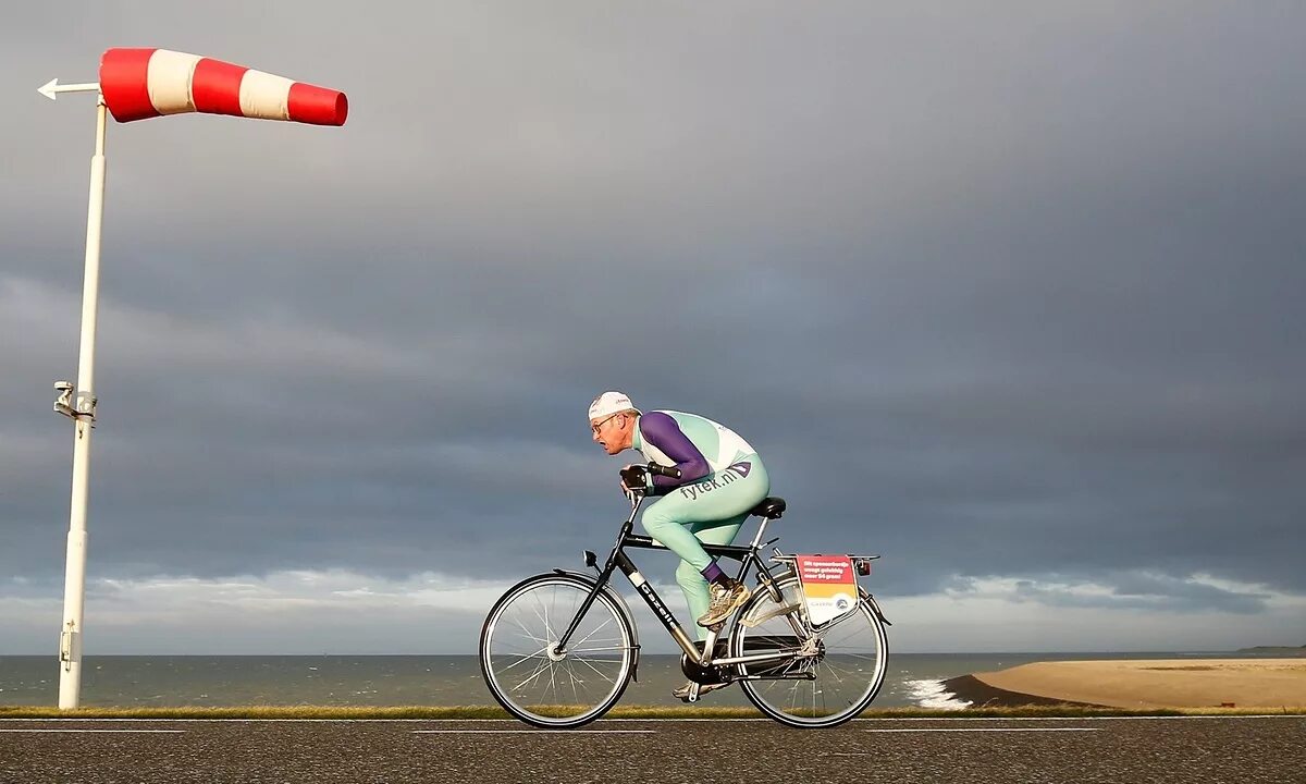 10 км в час на велосипеде. Ветер велосипед. Велосипедист и ветер. Против ветра на велосипеде. Велосипедист и встречный ветер.