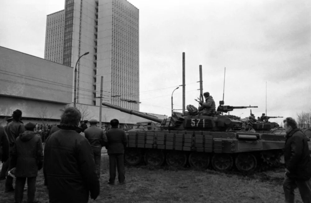 Штурм телецентра в вильнюсе 1991. Литва штурм 1991. 14 января 1991. Штурм телебашни в вильнюсе 1991. Январь 1991 вильнюс.