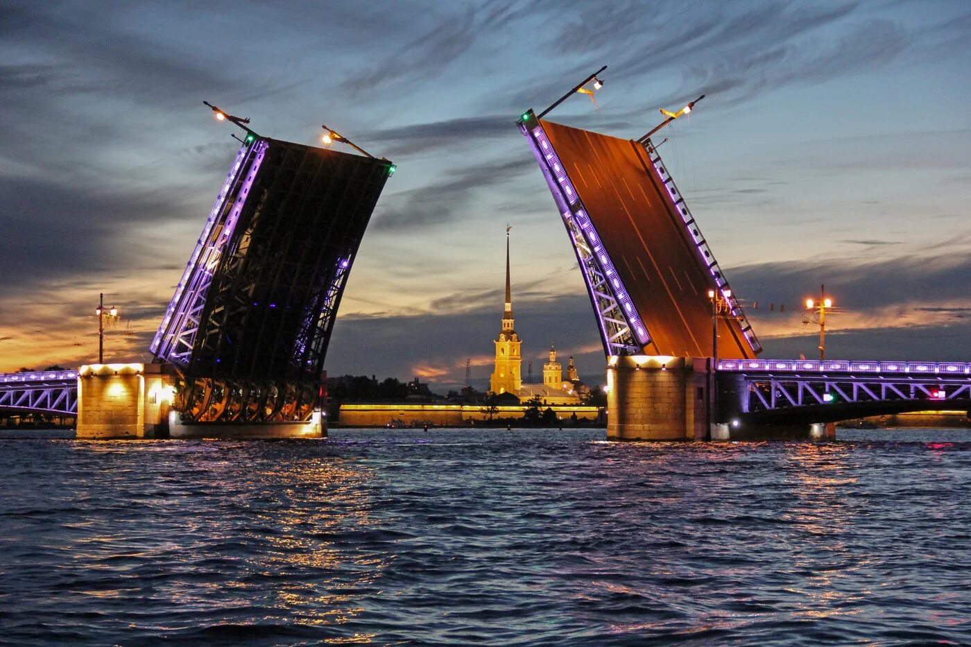 Прогулка на теплоходе развод мостов. Дворцовый мост в Санкт-Петербурге. Разводной мост Дворцовый в Питере. Достопримечательности Санкт Петербурга разводной Дворцовый мост.