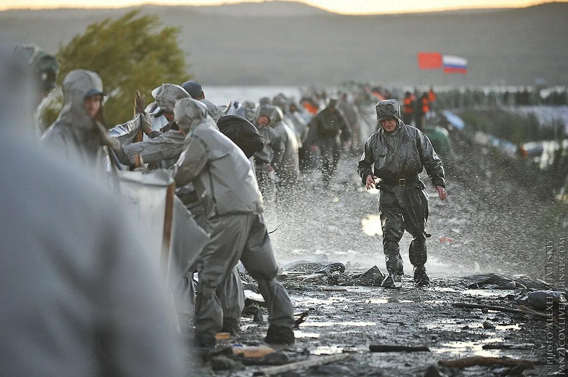 15 апреля 2013 года. Наводнение Комсомольск на Амуре 2013 военные. Наводнение на Дальнем востоке 2013 МЧС. Военные Чрезвычайные ситуации.