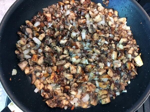 Фарш мясной шампиньоны. 600 г фарша. Грибы фаршированные фаршем в духовке. Фарш грибы лук. Мясные гнезда с грибами.