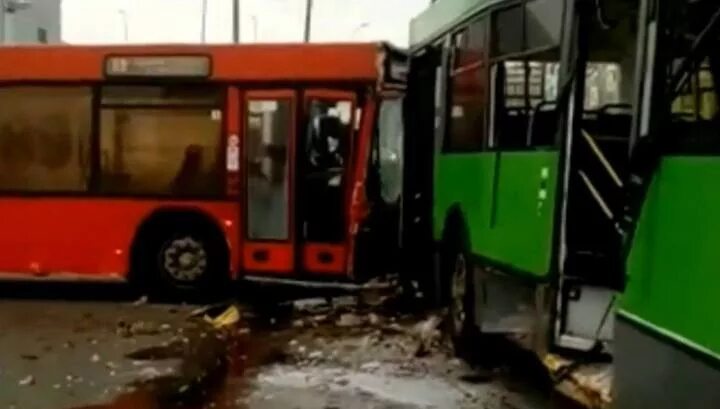 Троллейбусы аварии Казань. Зеленый троллейбус. Столкнулись троллейбус и автобус.