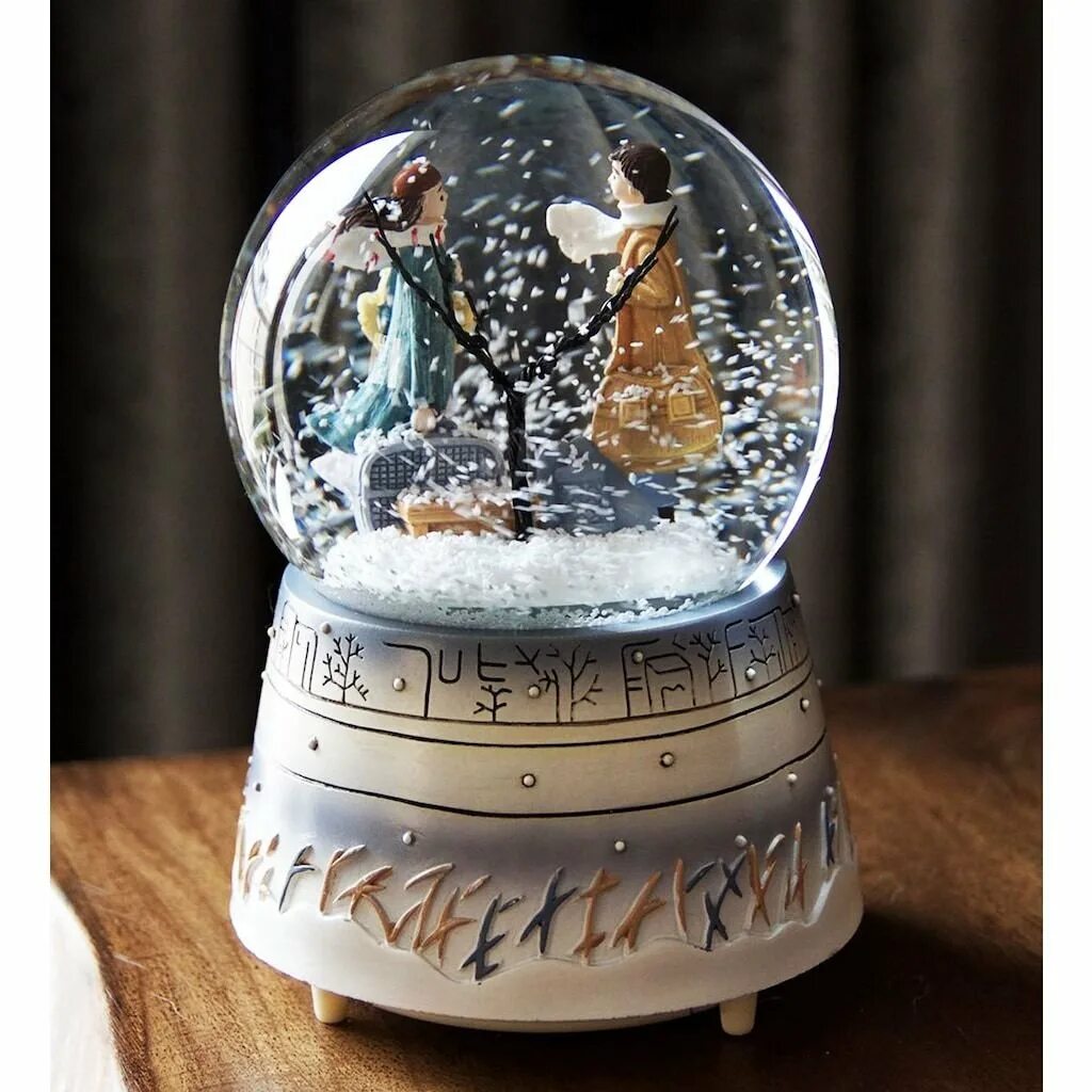 Шары внутри снег. Снежный шар Нарния. Шар со снегом. Стеклянный шар со снегом. Шар со снегом внутри.