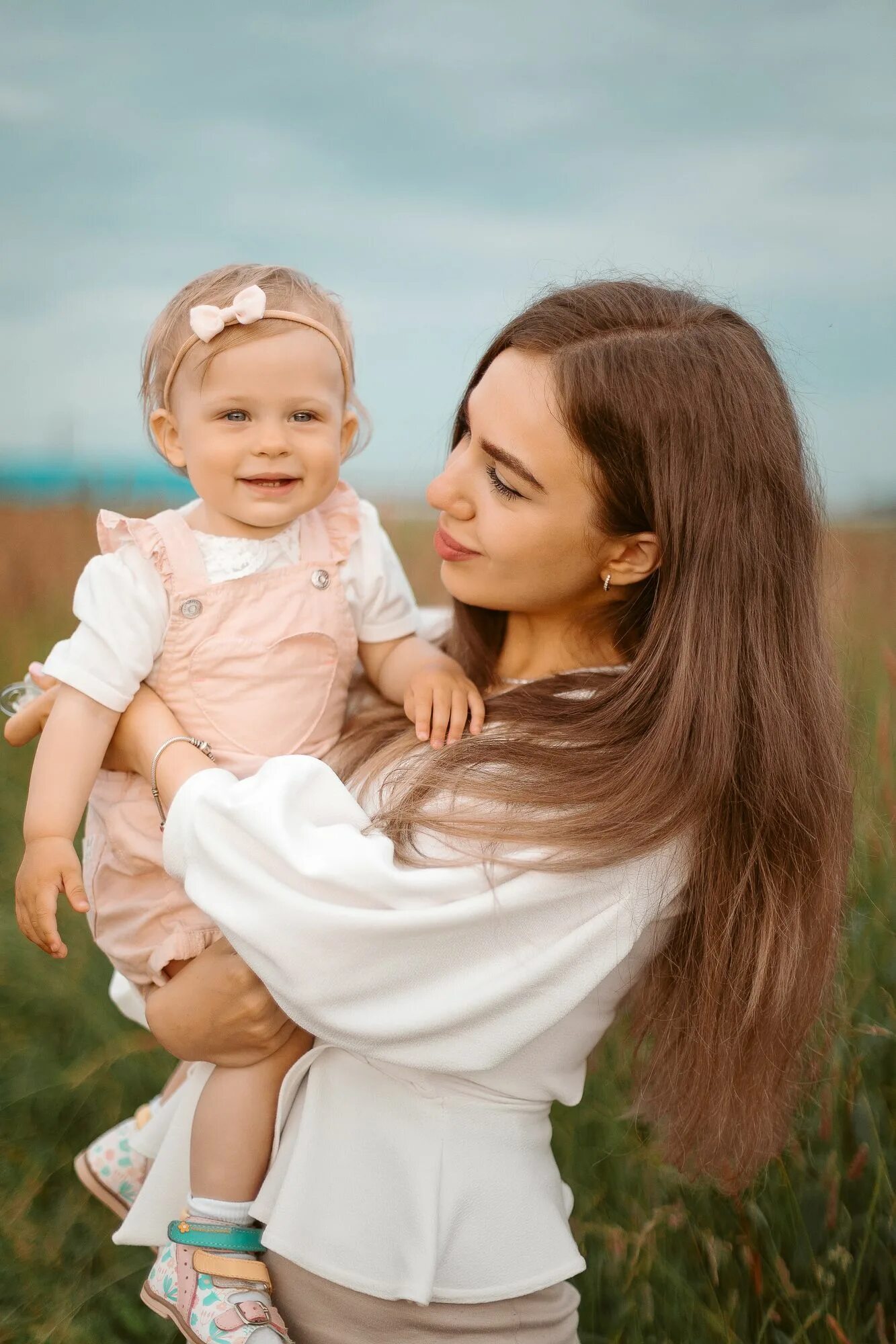 Фотосессия с дочкой идеи. Платье для семейной фотосессии. Фотосессия на природе три дочери. Идеи фотосессий дочек с цветами. Дочь позирует