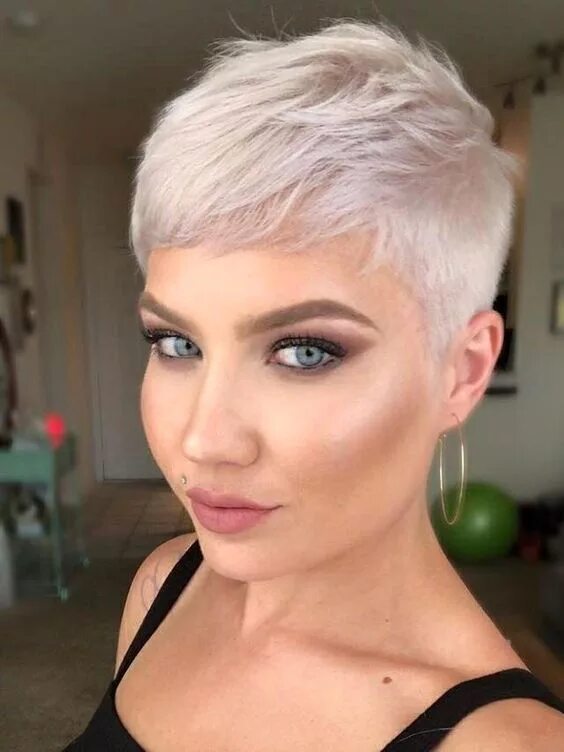 Пикси 2020-2021. Стильные стрижки. Стрижка пикси боб на средние волосы для женщин за 40. Стрижка пикси на короткие волосы 2021. Короткие стрижки пикси 2021.