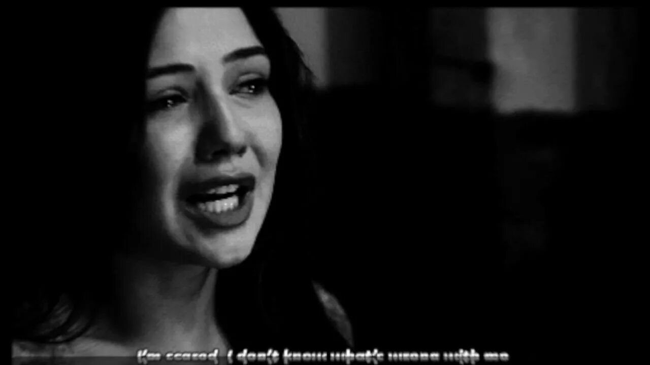 Why she crying. Девушка кричит гифка. Девушка кричит и плачет гифка. Гифки девушка кричит. Гифка девушка кричит в слезах.