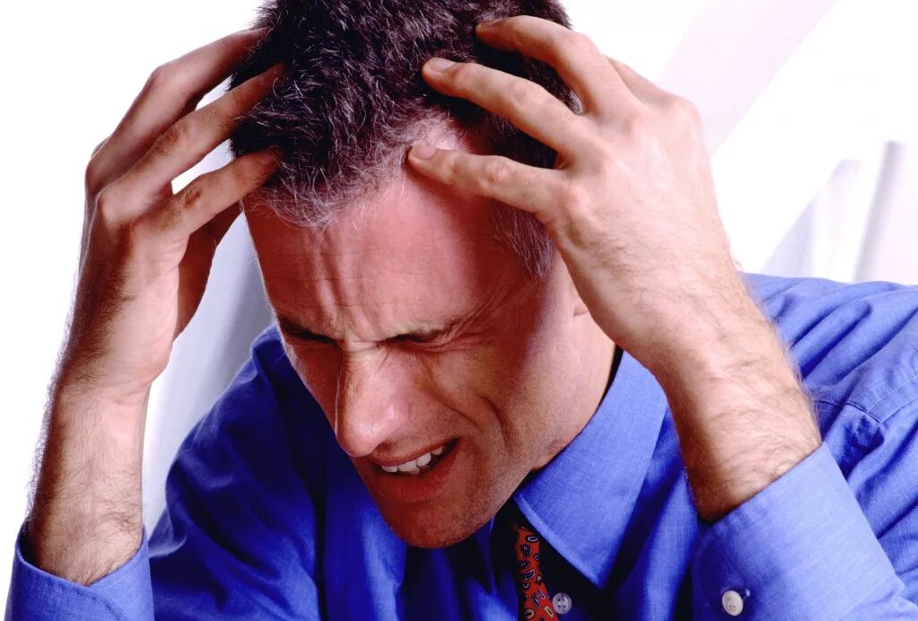 У мужчины кружится голова и слабость. Болит голова. Пациент с головной болью. Стресс. Тяжесть в голове.