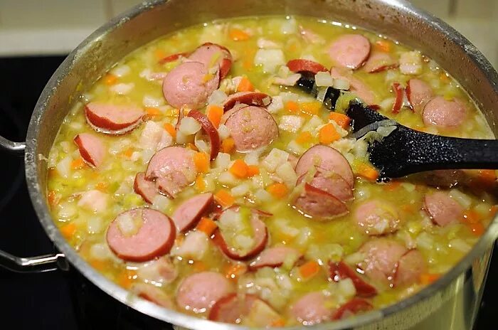 Рецепт супа с домашней колбасой. Гороховый суп с копчеными колбасками. Сырный суп с копчеными колбасками. Суп с сосисками и плавленным сыром. Суп с копченой колбасой.