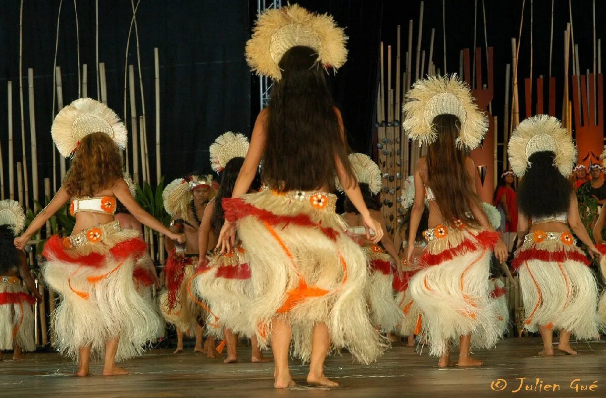 Таитянский танец. Tahiti Маори. Полинезийские танцы. Таитянские танцы. Таити женщины танец.