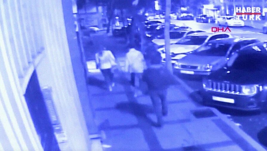 Стамбул люди. Нападение акулы в хургаде 2023. Нападение акул в египте 2010. Акулы в средиземном море в турции нападения. Неизвестный напал на двух россиянок в стамбуле.