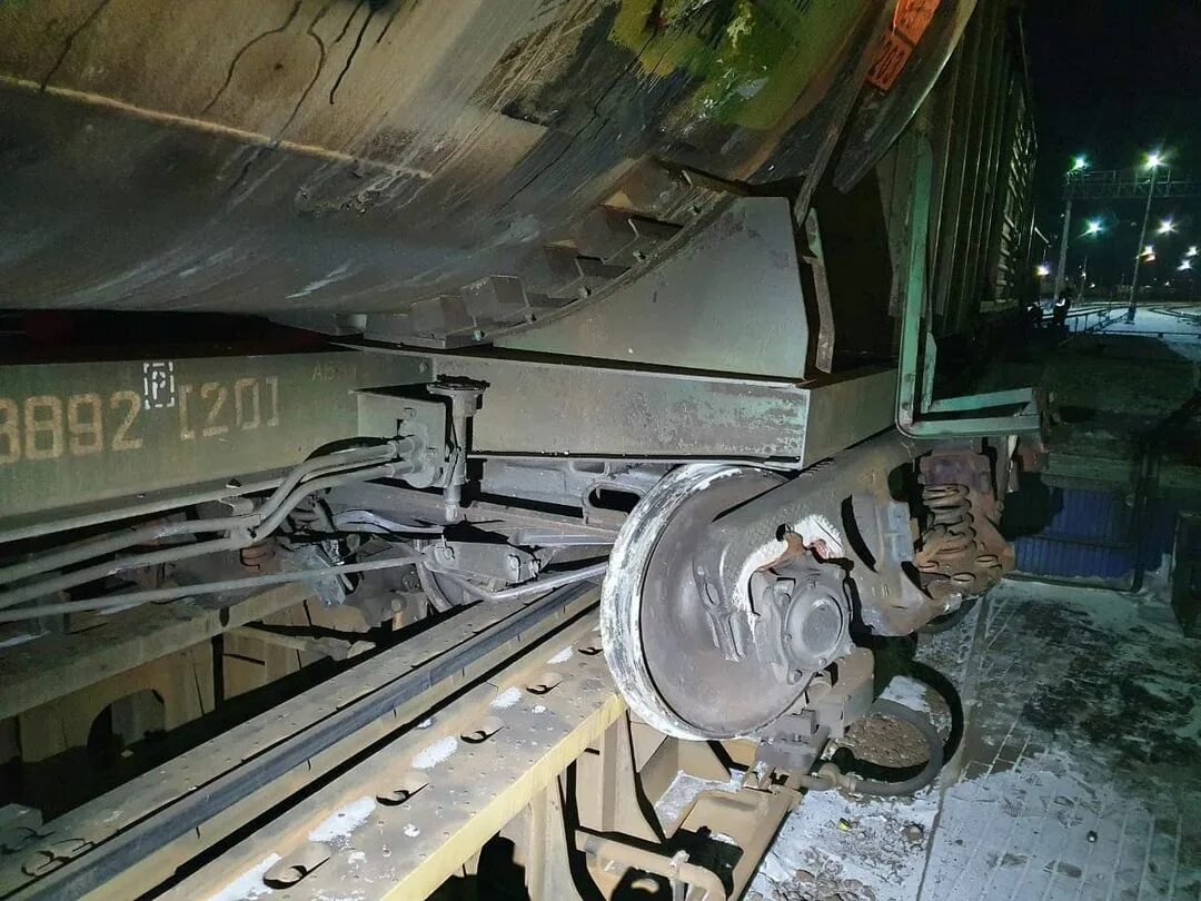 Сход колесной пары. Сход колесной пары с рельс. Колесная пара на рельсах. Повреждения вагона сход тележки. Сход колесной пары.