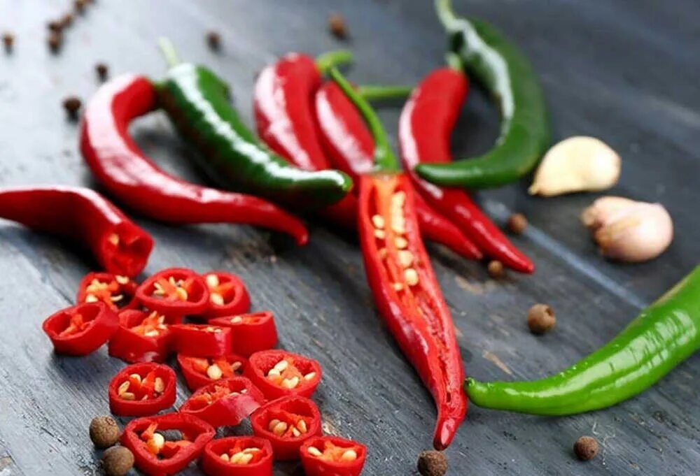 Острая еда. Красный острый перец чили. Spicy food. Красный человек перец. Мужчина перец.