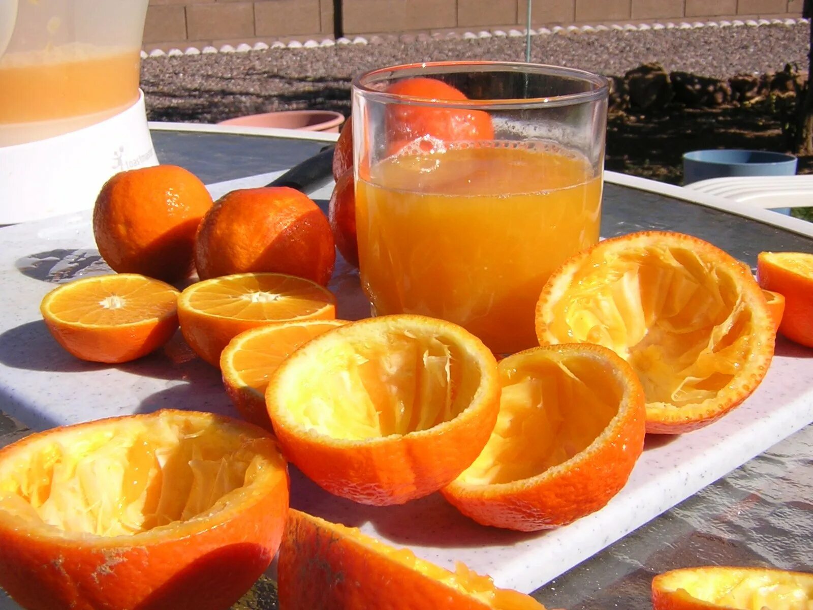 Апельсиновый сок. Свежевыжатый сок апельсин. Сок из апельсина. Стакан апельсинового сока.