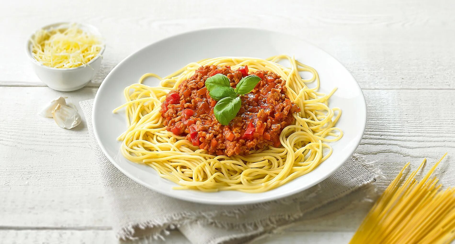 Телевизионные макароны. Рикардо спагетти. Блюда из спагетти на белом фоне. Спагетти в большой миске. Спагетти архитектура.