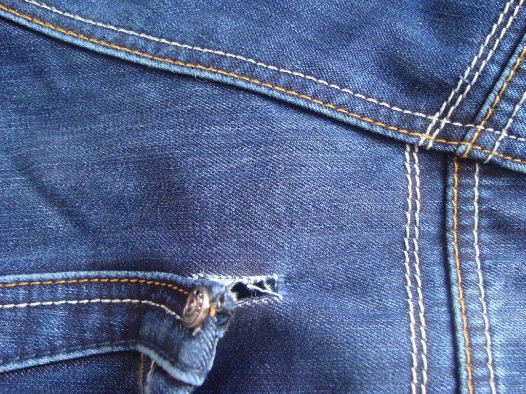 Заплатка на карман джинсов. Заштопать джинсы. Заплатки на джинсы на карманы. Заштопать джинсы карман. Отверстие кармана