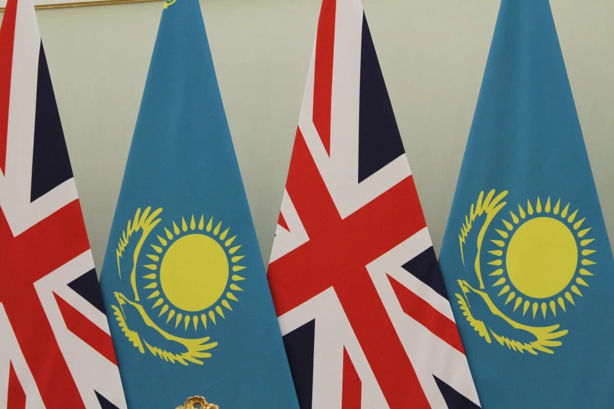 Флаг казахстана и сша. Kazakhstan uk. Флаг казахстана англии. Казахстан великобритания. Посол великобритании в казахстане.