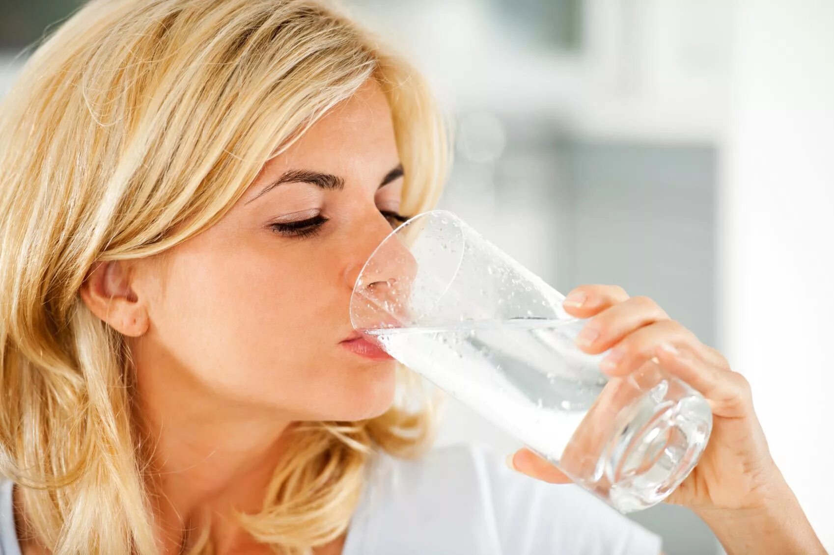 Пить воду. Японская методика лечения водой. Питье воды. Человек пьет воду