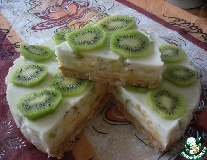 Торт панчо с киви. Торт со сгущенкой и киви. Тортик зебра с киви и бананом. Торт с киви и бананом бисквитный. Украшение торта киви.
